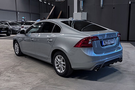 Volvo S60 4 of 5