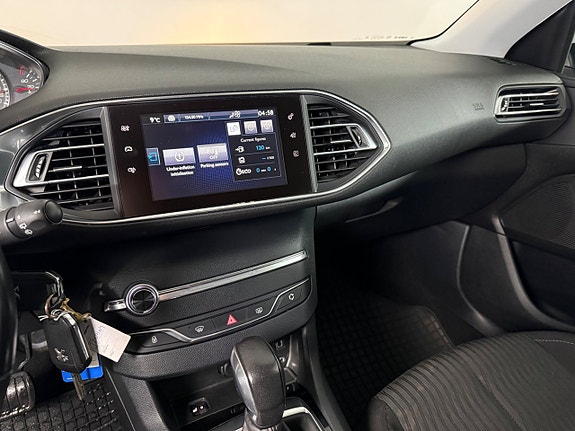 Peugeot 308 SW 13 of 18