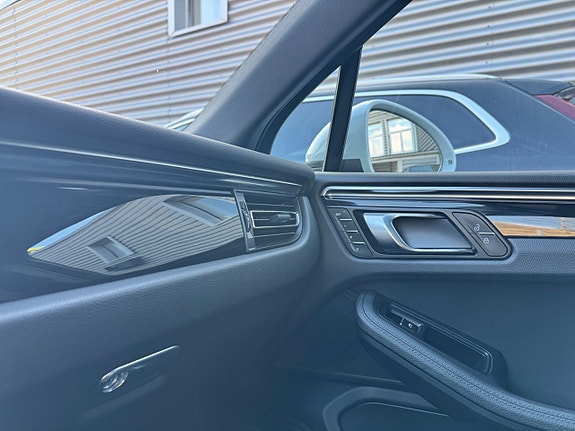 Porsche Macan S 17 of 28