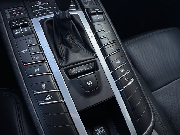 Porsche Macan S 18 of 28