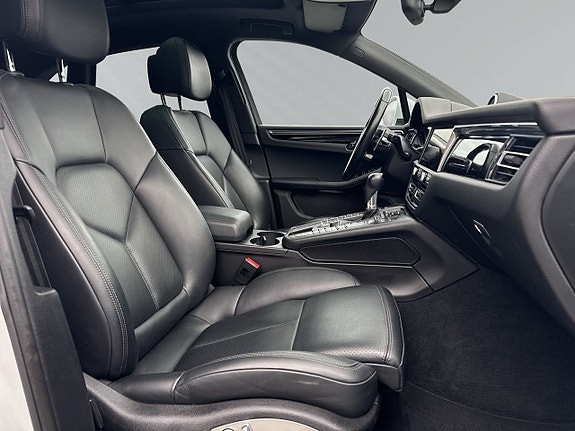 Porsche Macan S 9 of 28