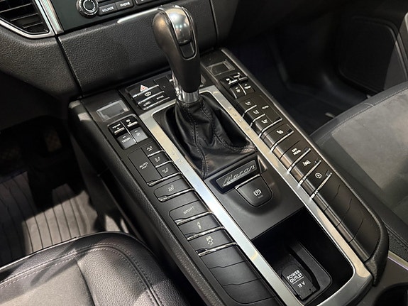 Porsche Macan S 12 of 30