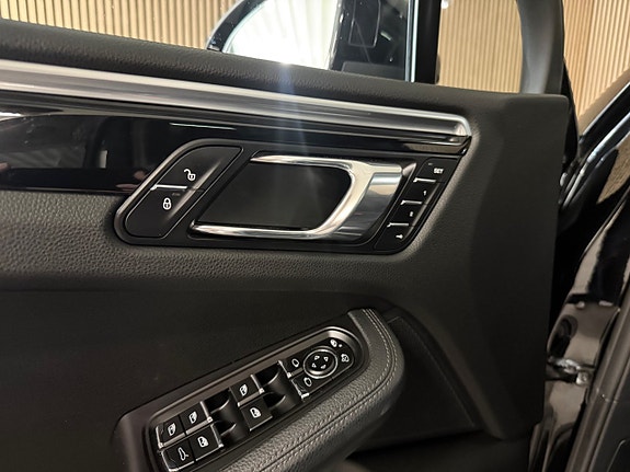 Porsche Macan S 18 of 30