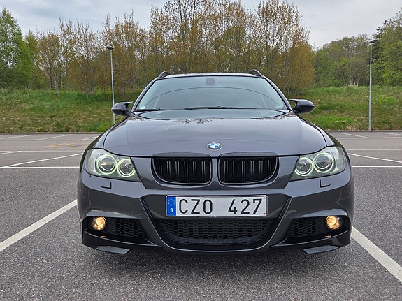 BMW 325d 2 of 5