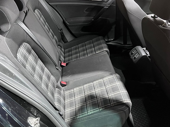 Volkswagen Golf VII 10 of 11
