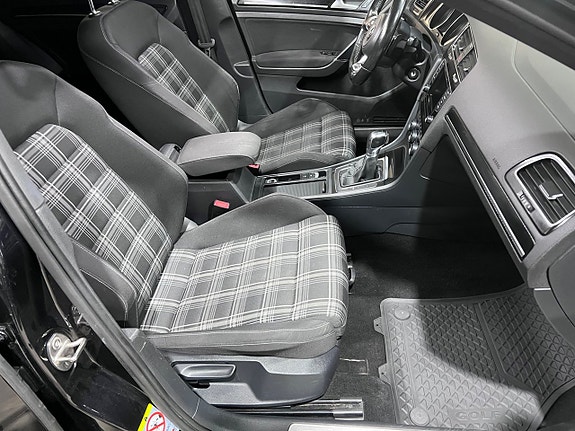 Volkswagen Golf VII 9 of 11