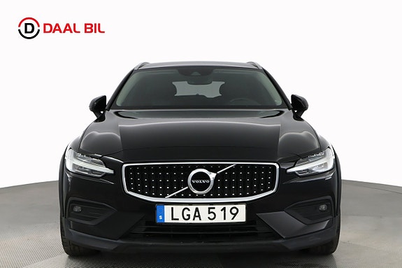 Volvo V60 Cross Country 2 of 5