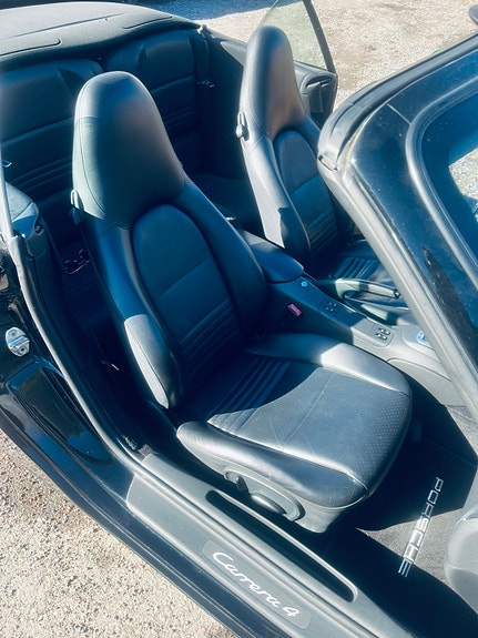 Porsche 911 Carrera 4 2 of 5