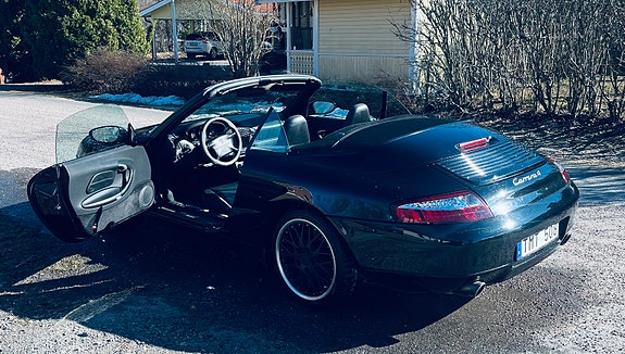 Porsche 911 Carrera 4 4 of 5