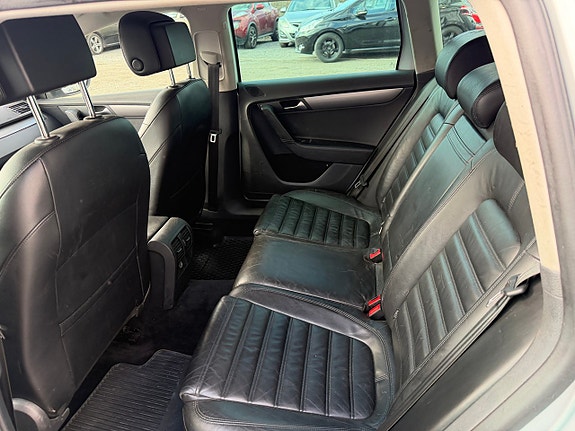 Volkswagen Passat 17 of 19