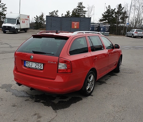 Skoda Octavia 2 of 6
