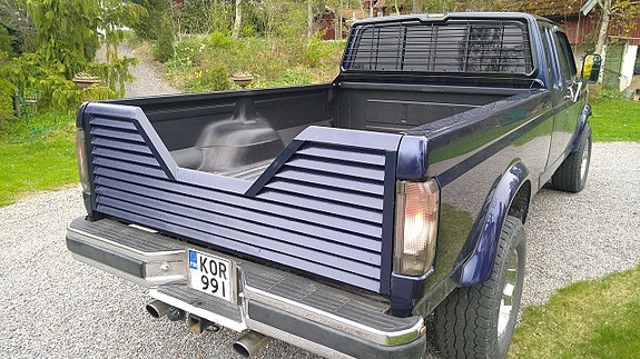 Ford F-250 2 of 5