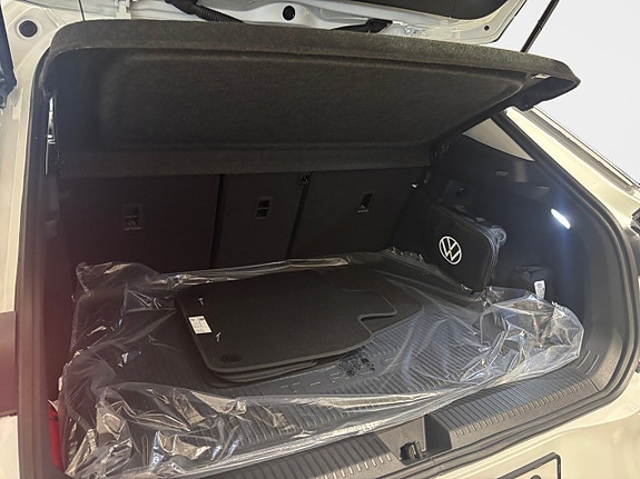 Volkswagen T-Roc 11 of 14