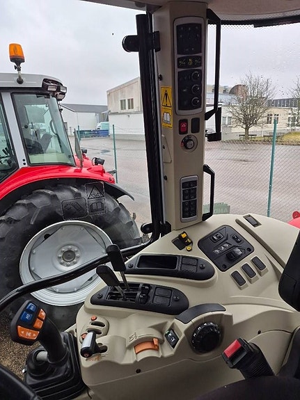 Massey Ferguson MF 5S.105 DYNA 4 8 of 10