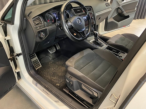 Volkswagen Golf Alltrack 26 of 30