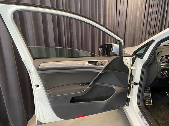 Volkswagen Golf Alltrack 23 of 30
