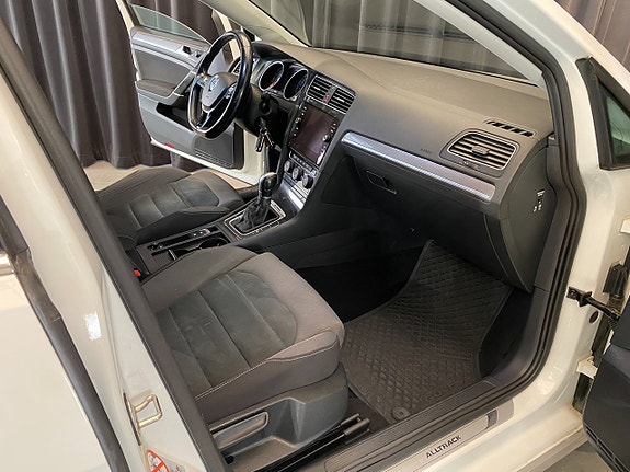 Volkswagen Golf Alltrack 16 of 30