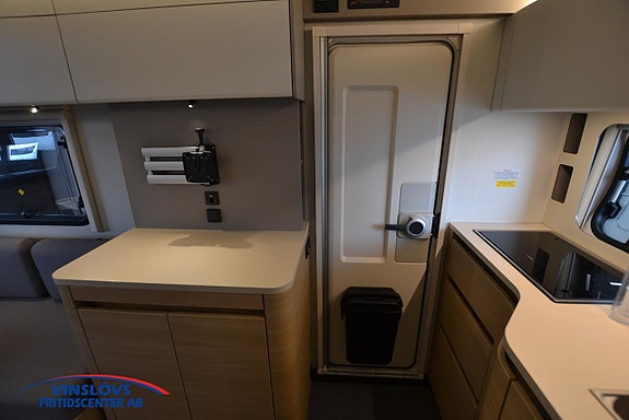Adria Action 391 LH 11 of 13