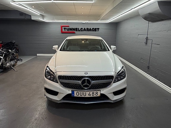 Mercedes-Benz CLS350 2 of 5