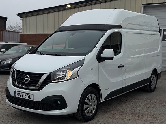 Nissan NV300 4 of 5