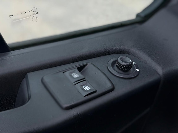 Nissan NV300 12 of 19