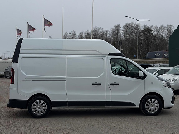 Nissan NV300 3 of 5