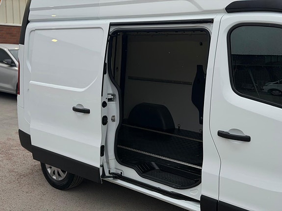 Nissan NV300 14 of 19