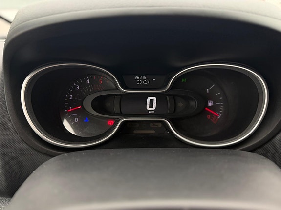 Nissan NV300 10 of 19