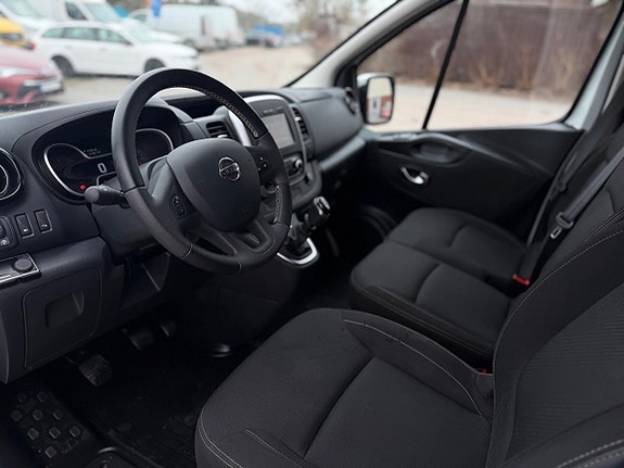 Nissan NV300 6 of 19