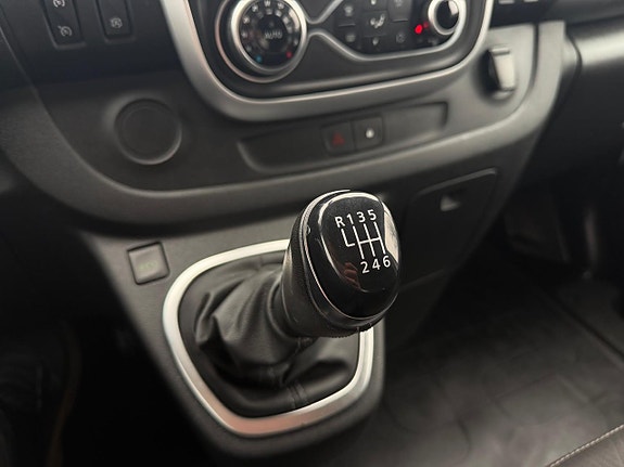 Nissan NV300 9 of 19