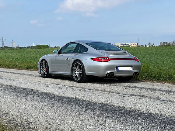 Porsche 911 Carrera 4S 3 of 5