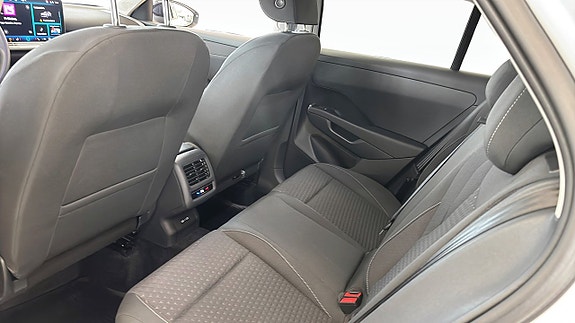 Volkswagen T-Roc 11 of 12