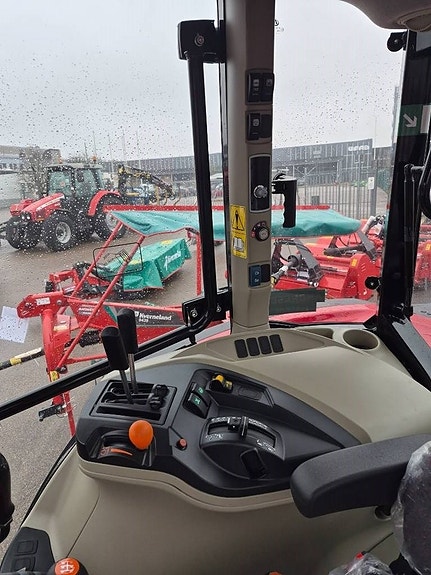 Massey Ferguson MF 4708M CAB ESSENTIAL 8 of 11