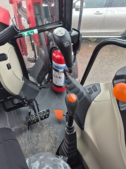 Massey Ferguson MF 4708M CAB ESSENTIAL 10 of 11