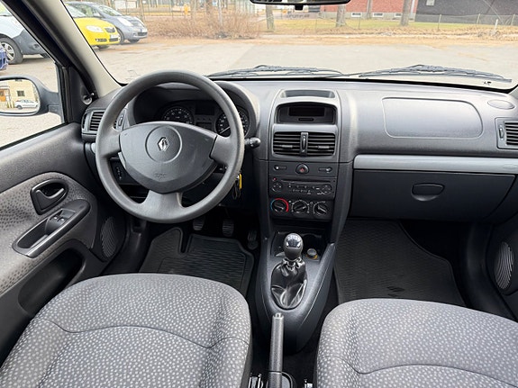 Renault Clio 14 of 16