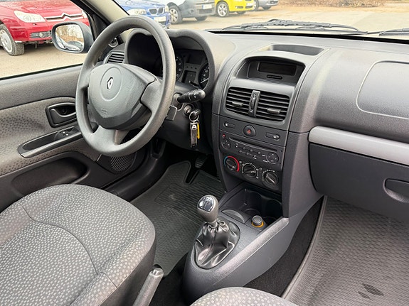 Renault Clio 12 of 16