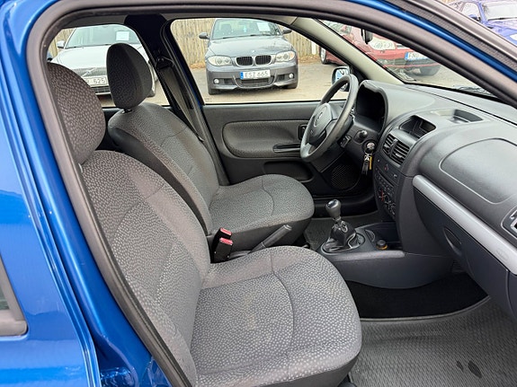 Renault Clio 11 of 16