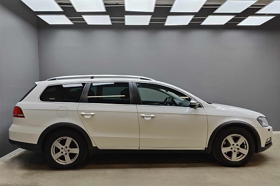 Volkswagen Passat Alltrack 2 of 5