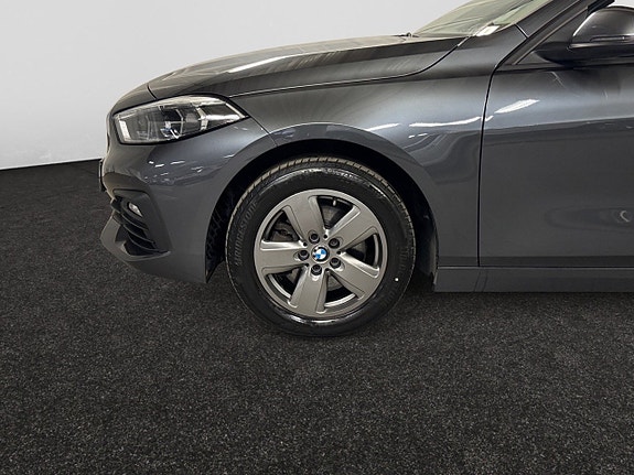 BMW 118i 4 of 5