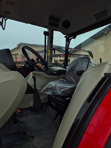 Massey Ferguson MF 4708M CAB ESSENTIAL 9 of 11