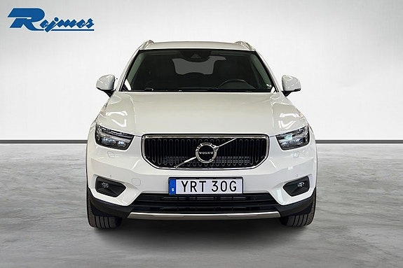 Volvo XC40 2 of 5