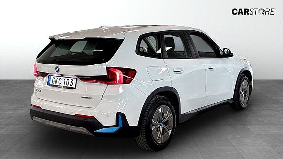 BMW iX1 2 of 5