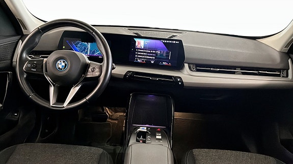 BMW iX1 4 of 5