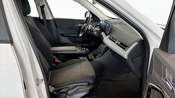 BMW iX1 3 of 5
