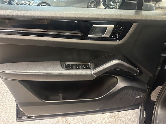 Porsche Cayenne S 6 of 10