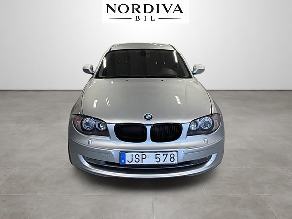 BMW 118d 2 of 5