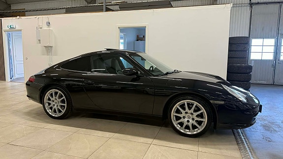 Porsche 911 Carrera 4 of 5