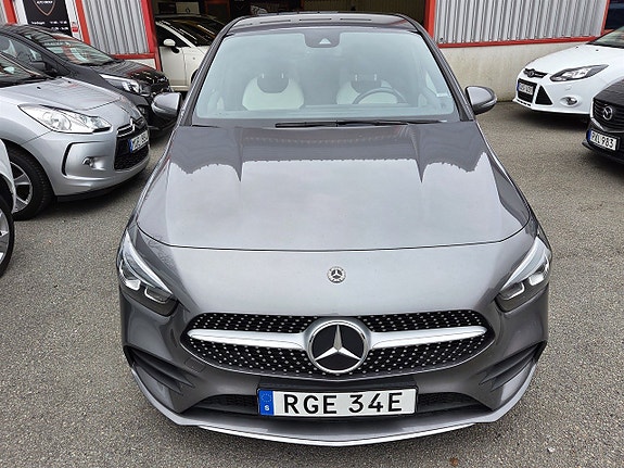 Mercedes-Benz B200 3 of 5
