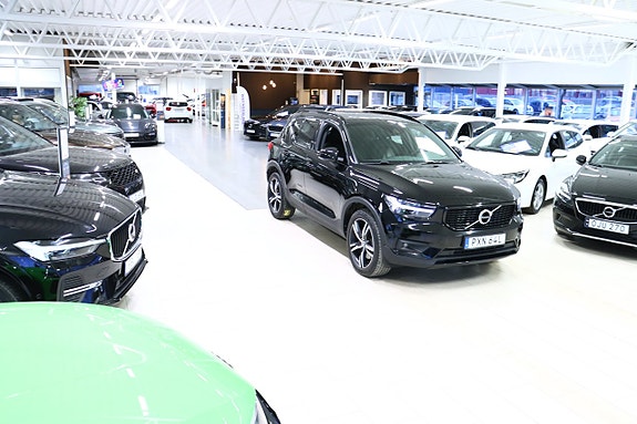 Volvo XC40 2 of 5