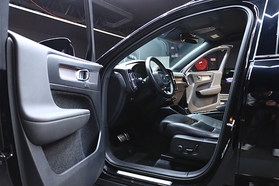 Volvo XC40 10 of 30
